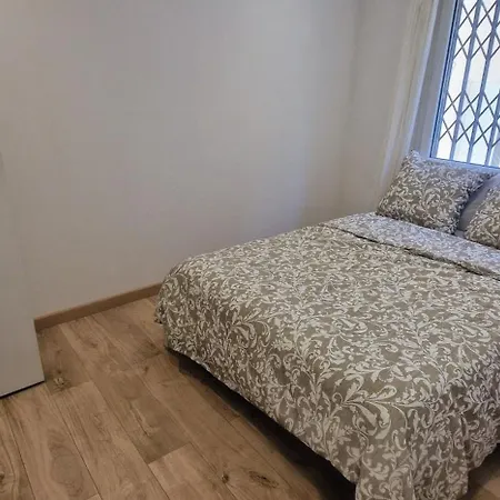 Newly Renovated 5min & 2min Train Station Apartman